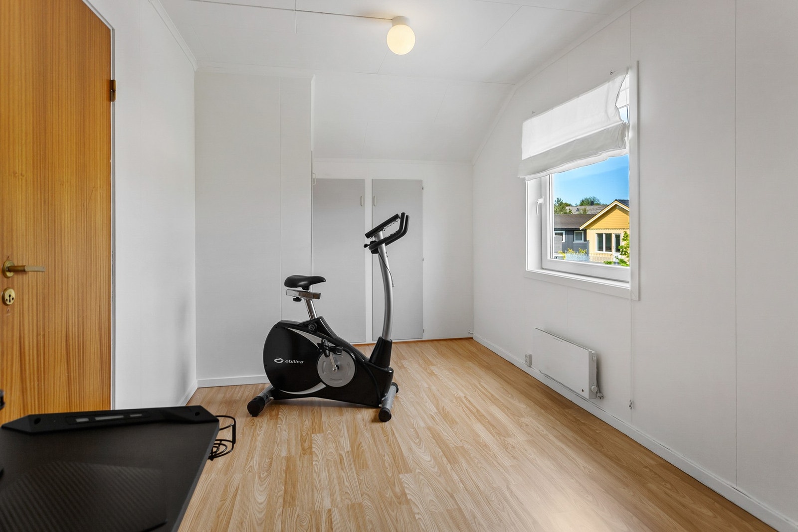 2.etasje består av gang/trapp, 2 soverom og lagerrom Galleribilde