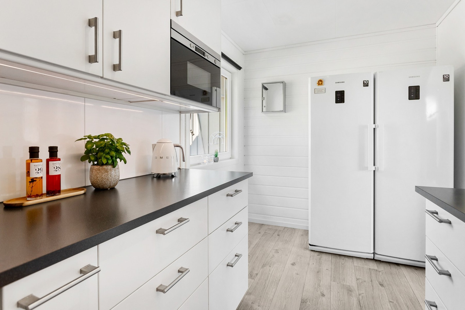 Godt med skapplass som gjør det enkelt å holde kjøkkenet ryddig Galleribilde