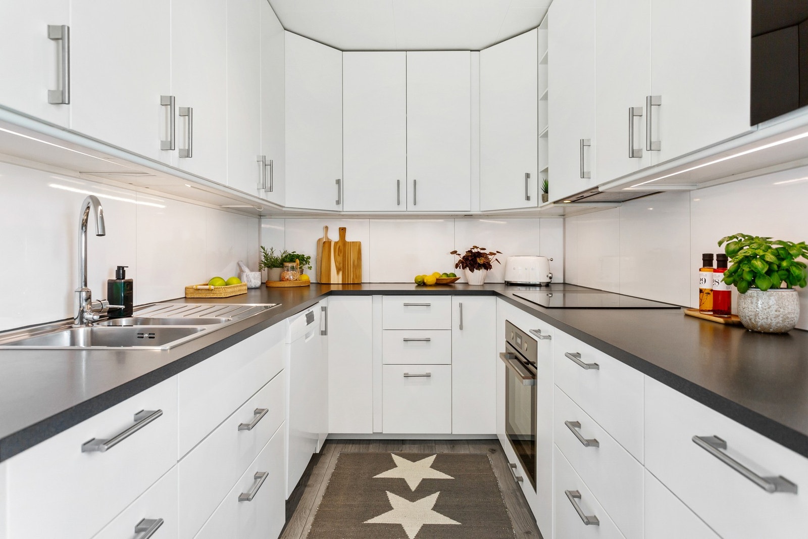 Stilrent og funksjonelt kjøkken med god plass til matlagingen Galleribilde