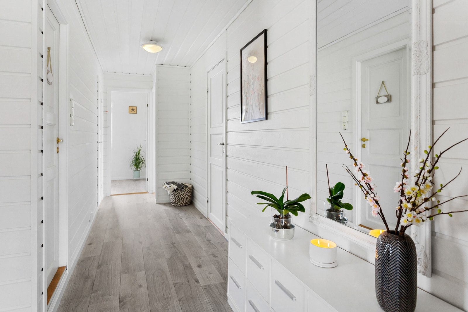 Hovedplanet består av entré, gang, bad, vaskerom, kjøkken, stue, 3 soverom og kontor Galleribilde