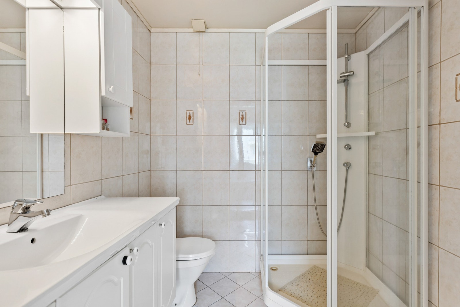 Utleieleilighet. Bad med flislagte vegger og gulv Galleribilde