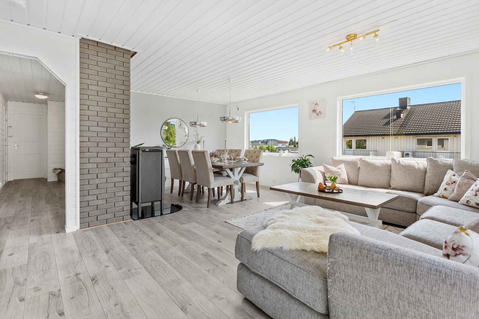 Lys og romslig stue med store vindusflater som slipper inn rikelig med dagslys Galleribilde