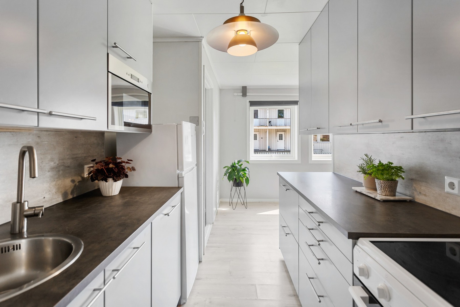 Utleieleilighet. Moderne kjøkken med smakfull design Galleribilde