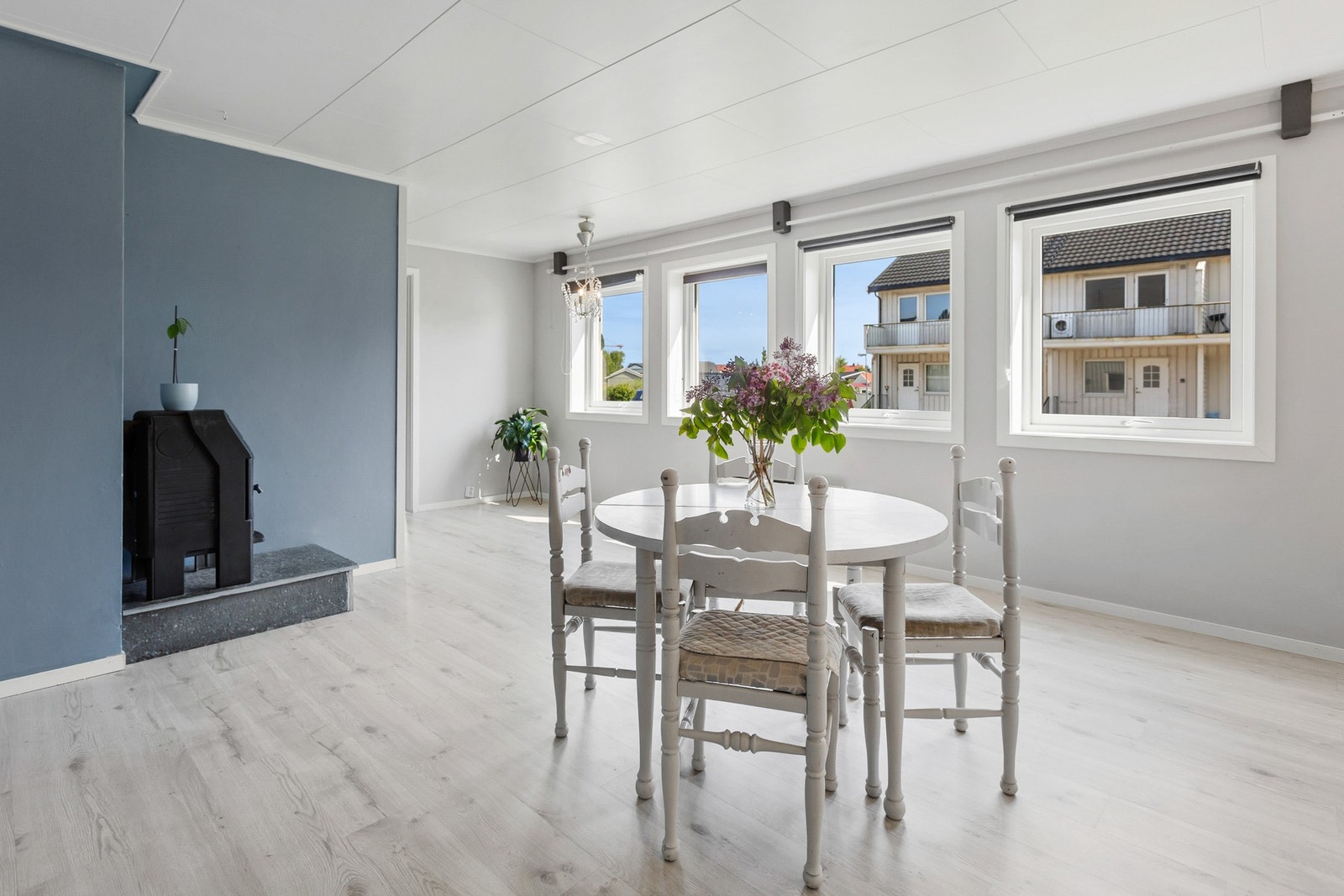 Pen stue med store vinduer som slipper inn rikelig med naturlig lys Galleribilde