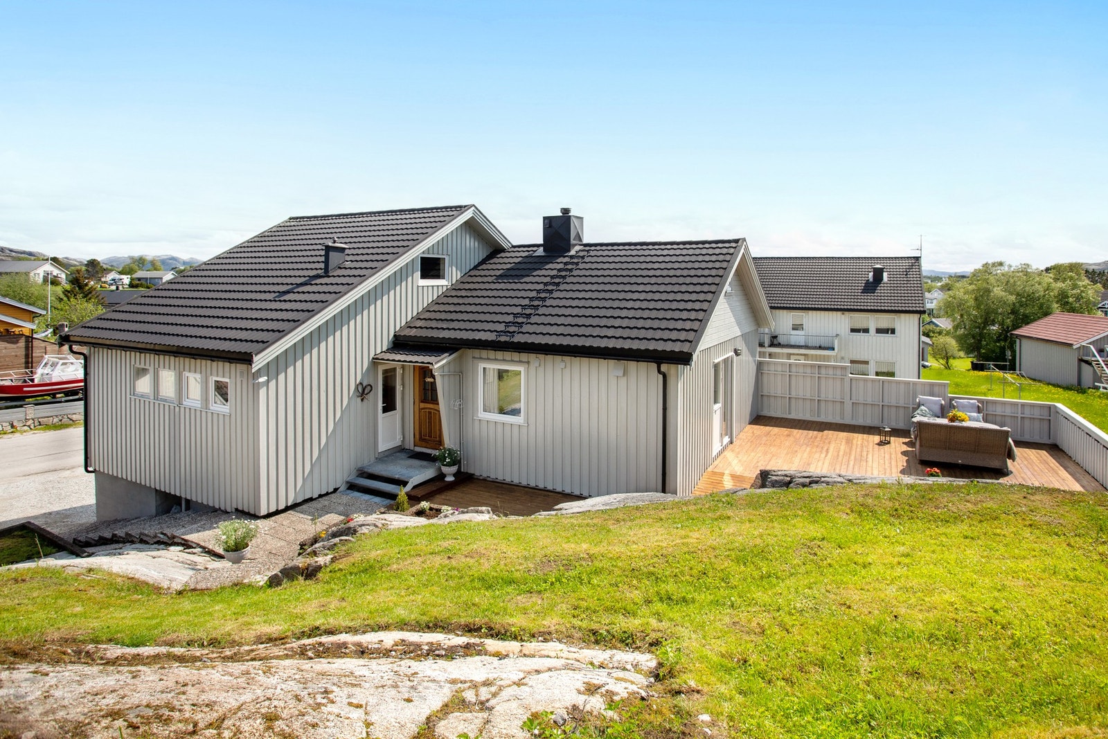 Det er egen inngang til hovedboligen og til de to utleiedelene Galleribilde