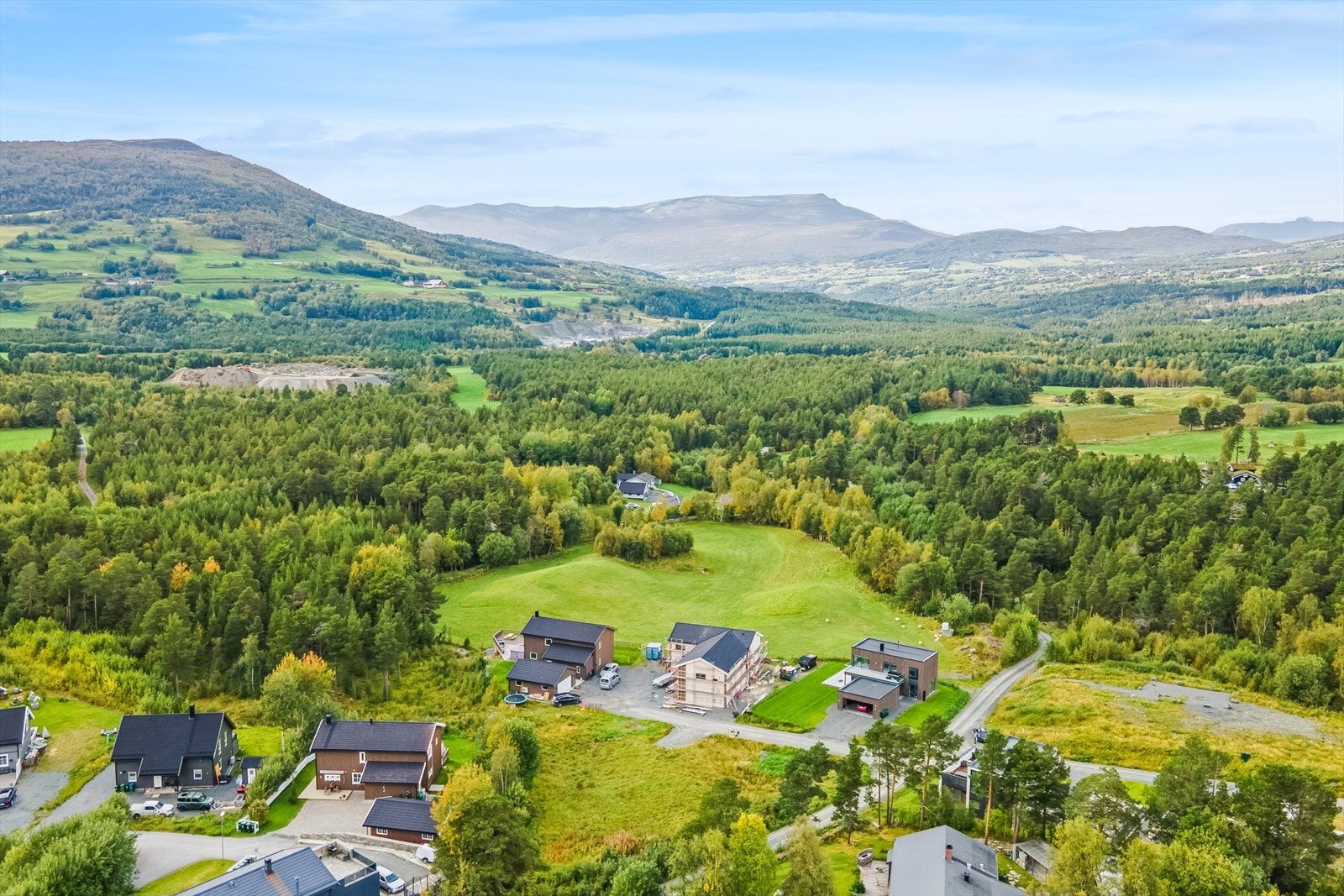 Tomten ligger barnevennlig til i et rolig og familievennlig boområde Galleribilde