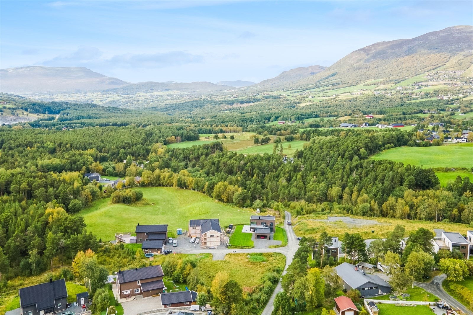 2 stk. flotte boligtomter med gode sol- og utsiktsforhold. Her kan det oppføres frittliggende boligbebyggelse med en eller 2 boenheter, med tilhørende garasje/uthus. Galleribilde