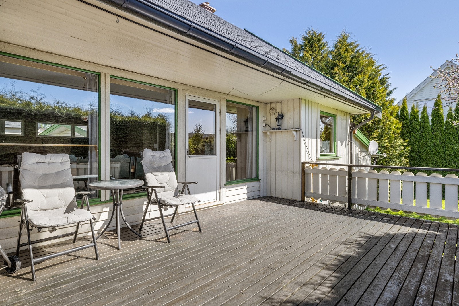 Terrasse med utgang fra stue. Galleribilde