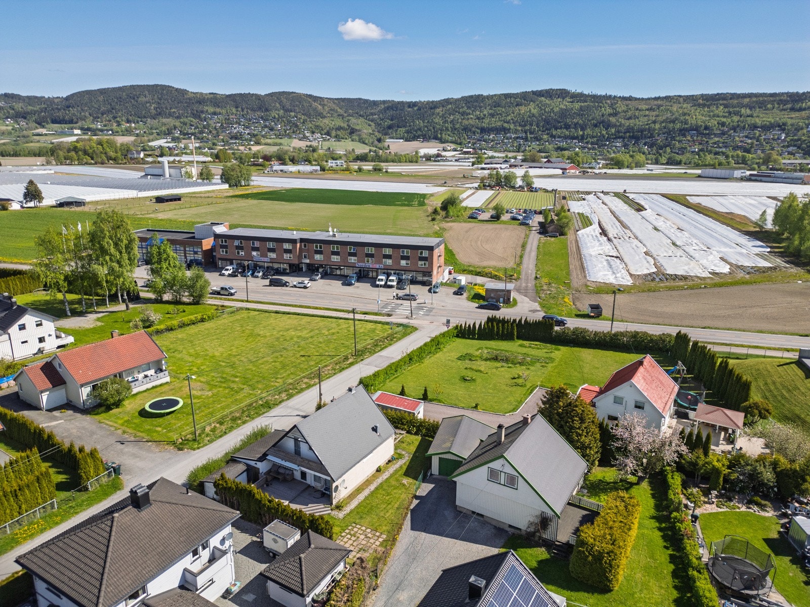 Boligen ligger tilbaketrukket innerst i veien, helt uten gjennomkjøringstrafikk. Galleribilde