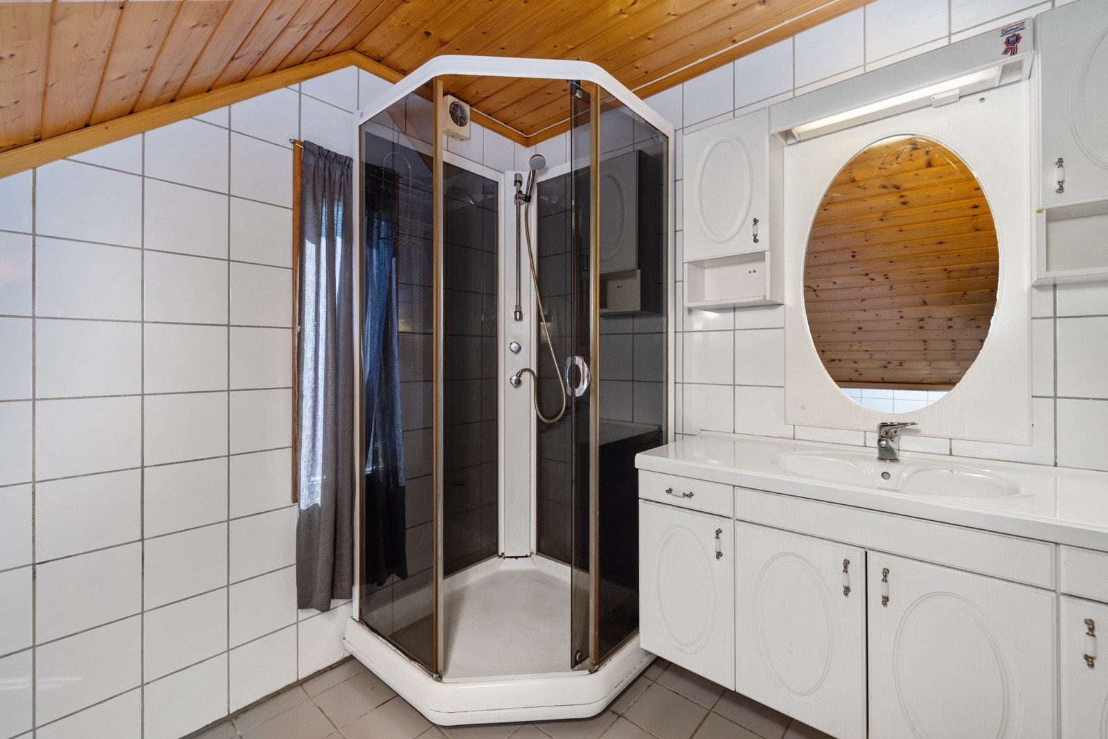 Badet har innredning og dusjkabinett. Galleribilde