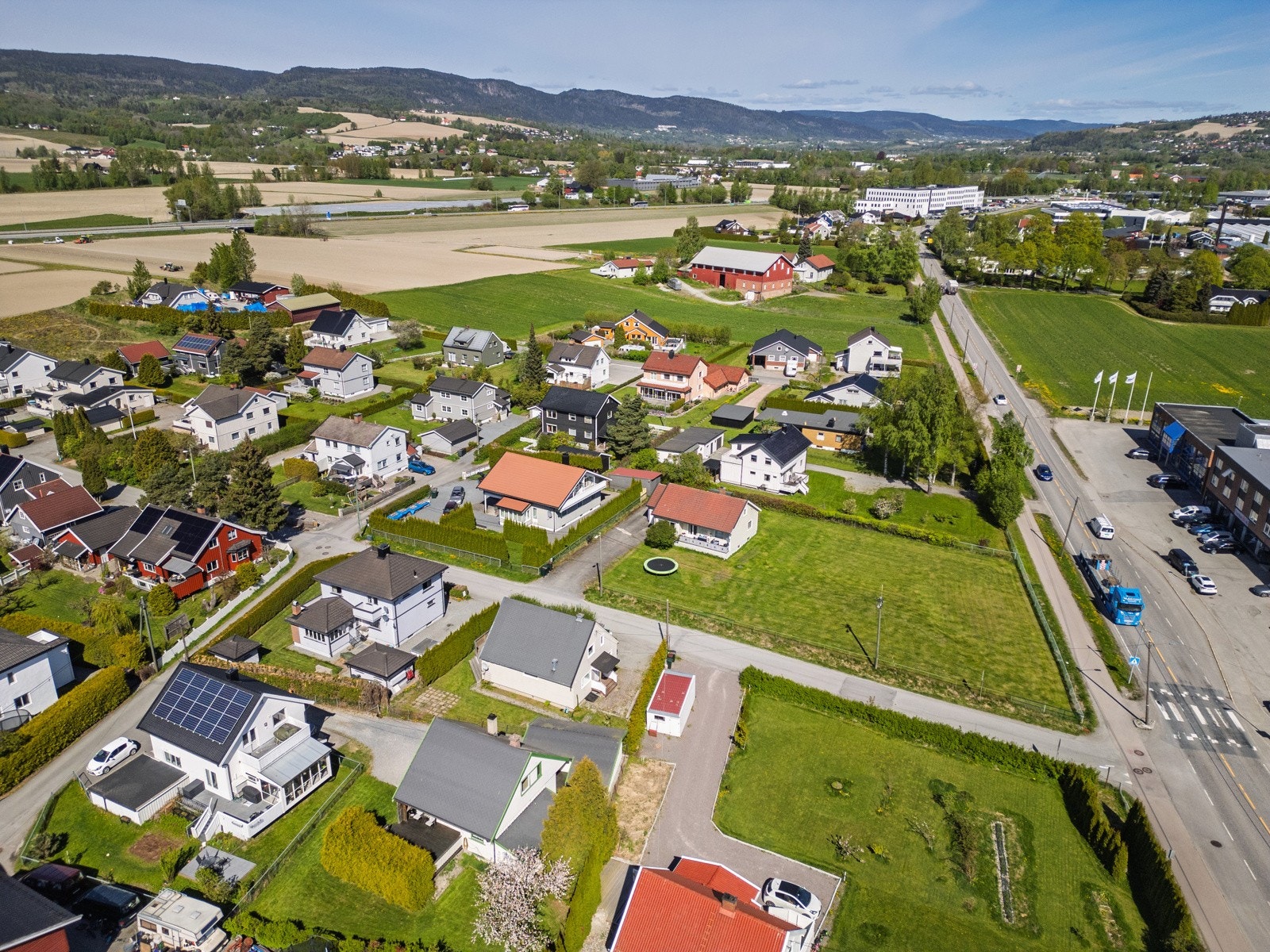 Fra boligen er det kort vei til Høvik skole, barnehage, butikk og budd/tog. Galleribilde