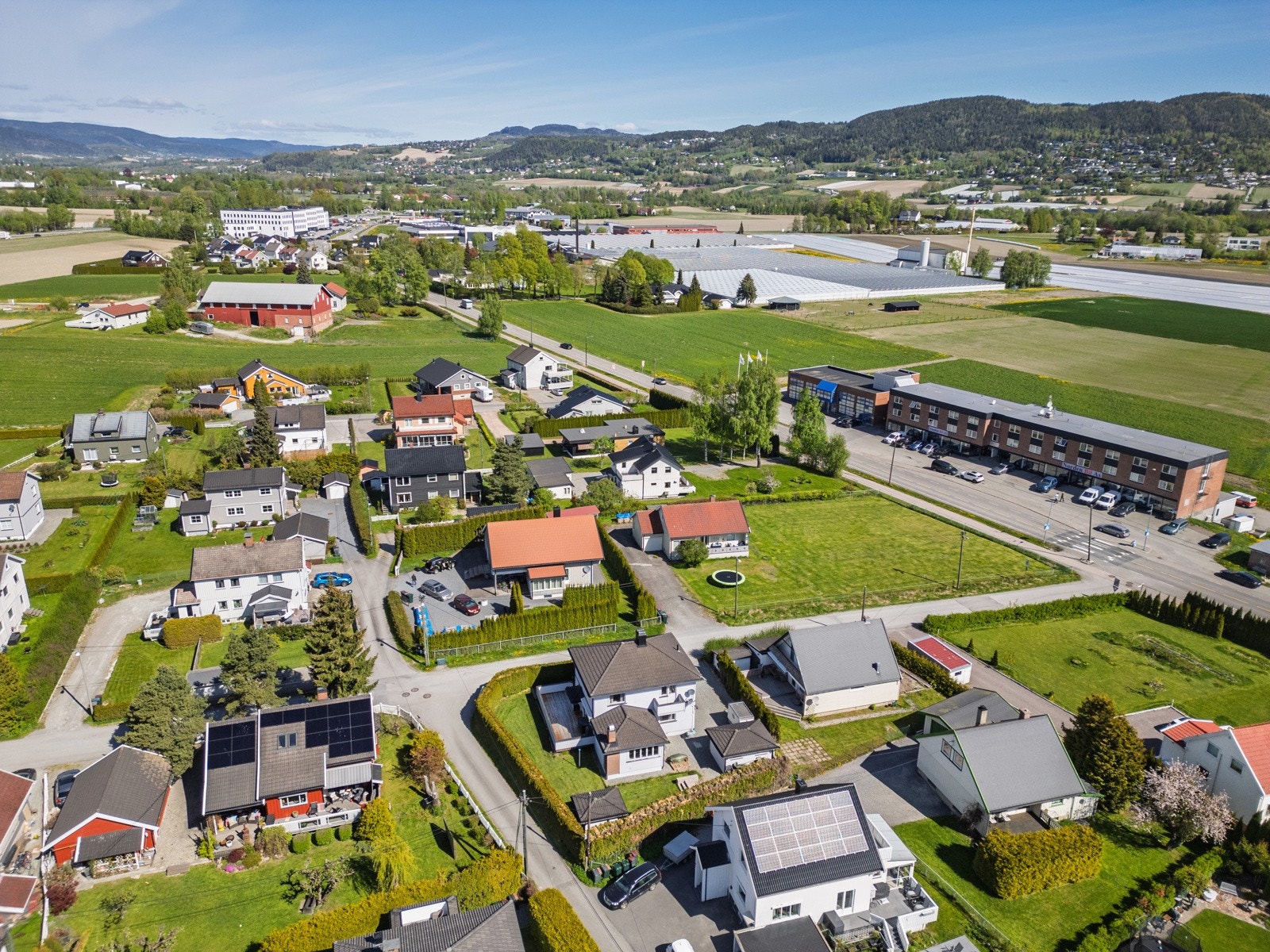 Umiddelbar nærhet til gangvei som fører deg inn til Lierbyen og Drammen sentrum. Galleribilde