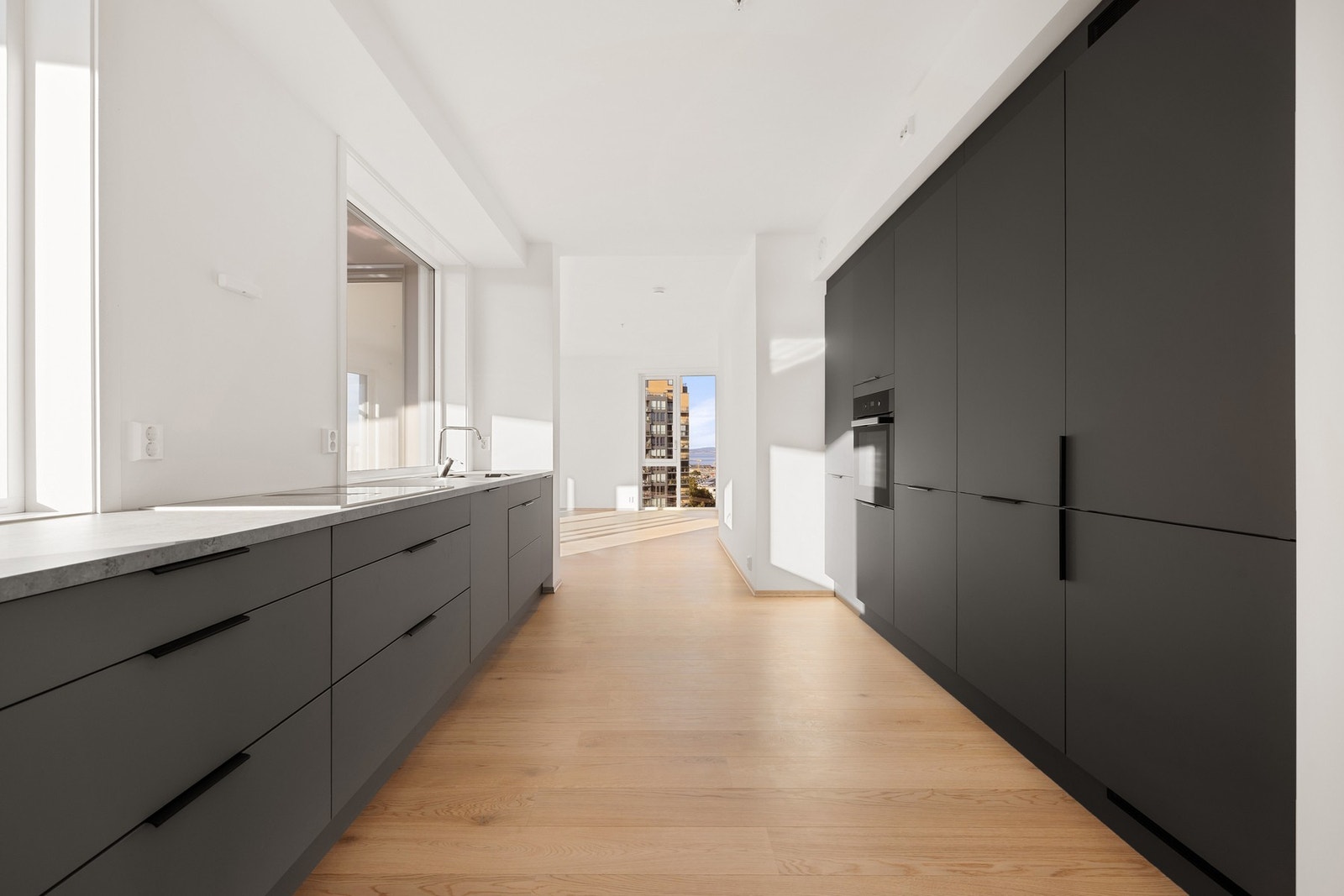 Lekkert kjøkken fra HTH med integrerte hvitevarer Galleribilde