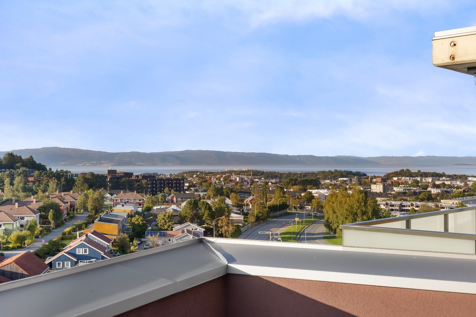 Gode solforhold, fantastisk utsikt og plass til ønsket utemøblement Galleribilde