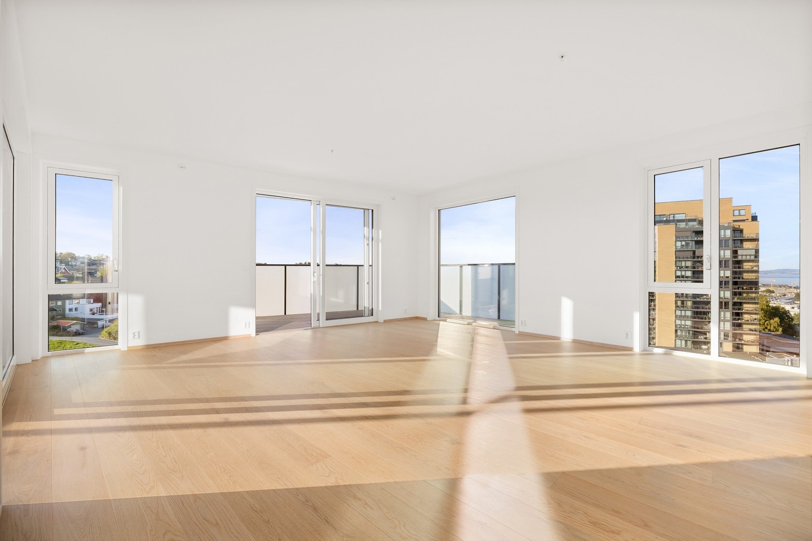 Leiligheten kommer blant annet med 2 uteområder, romslig oppholdsrom med skjermet kjøkken fra HTH og 3 soverom Galleribilde