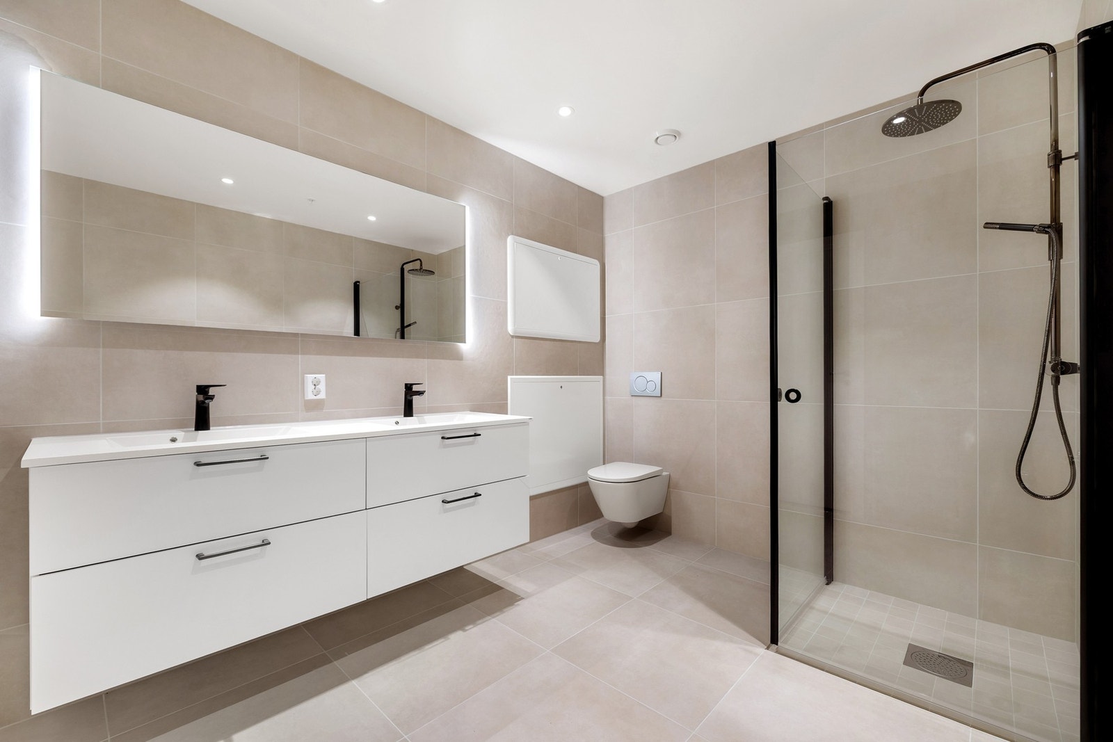 Leiligheten kan by på 2 delikate baderom + separat vaskerom Galleribilde