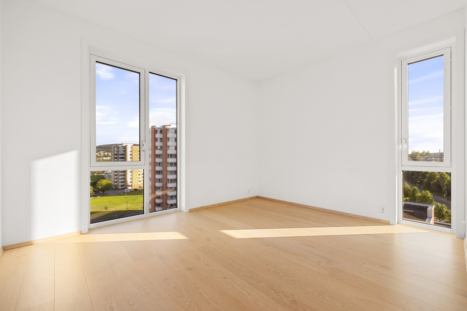 Plass til dobbeltseng og garderobeløsning Galleribilde