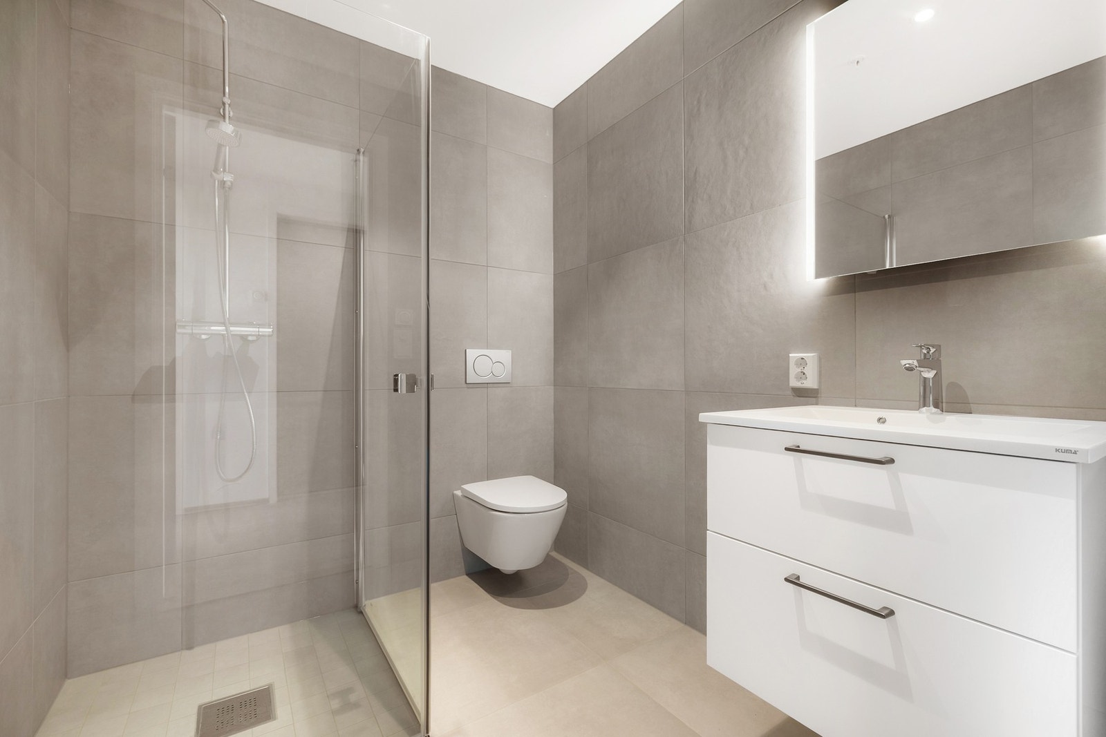 Flotte fliser, varme i gulv og downlights i himling Galleribilde