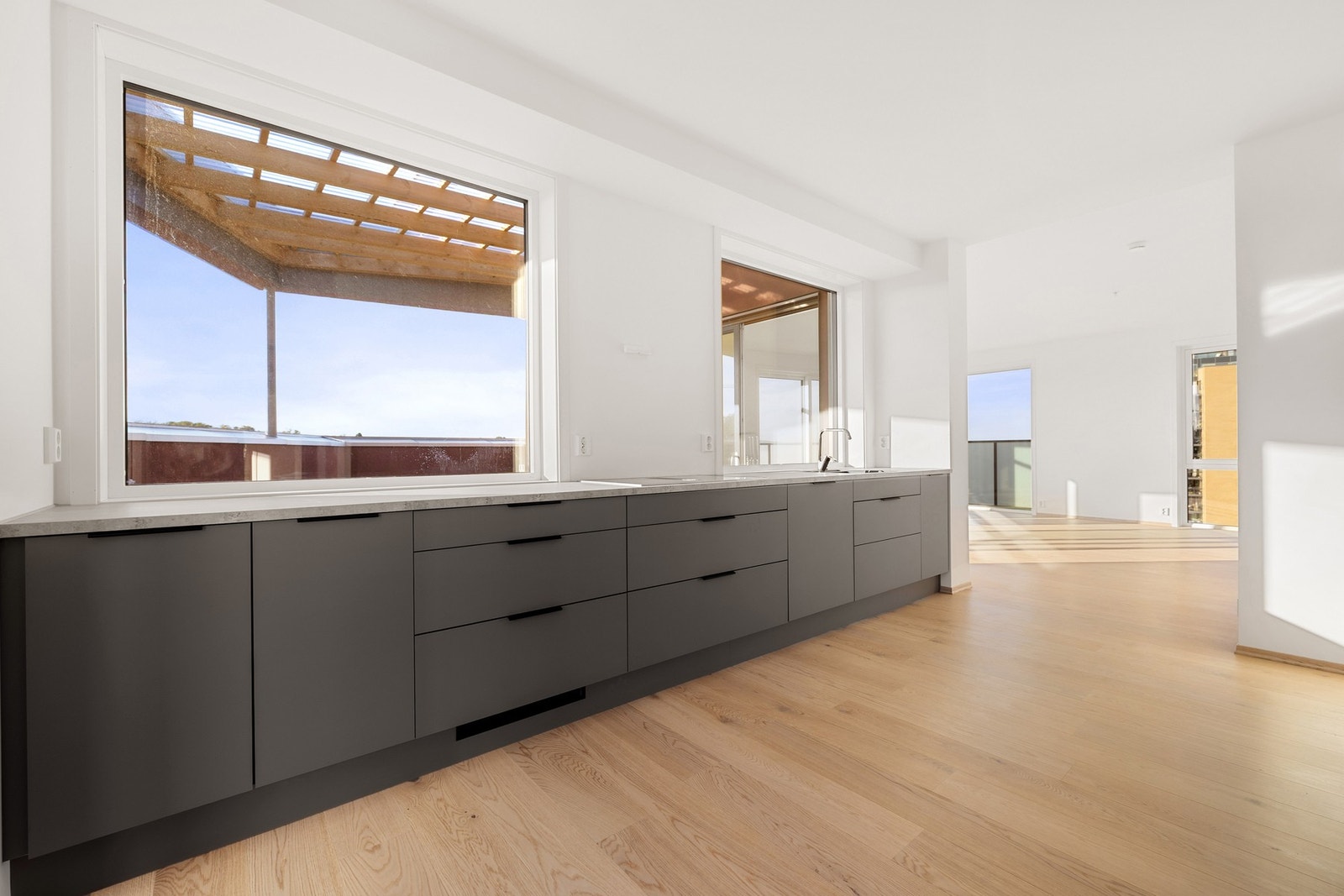 Rikelig med skap- og benkeplass Galleribilde