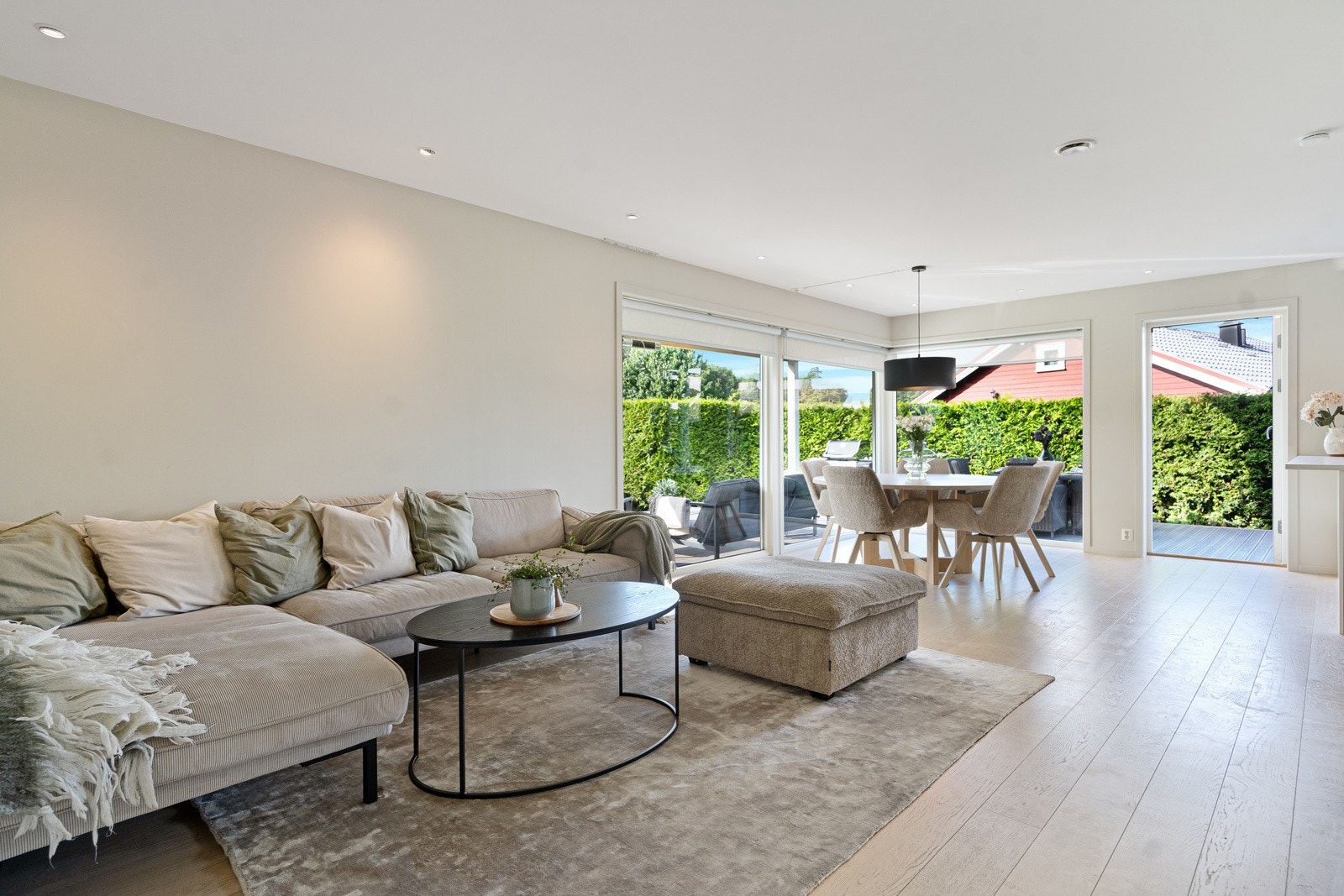 Herfra er det utgang til en vestvendt terrasse med svært gode solforhold. Galleribilde