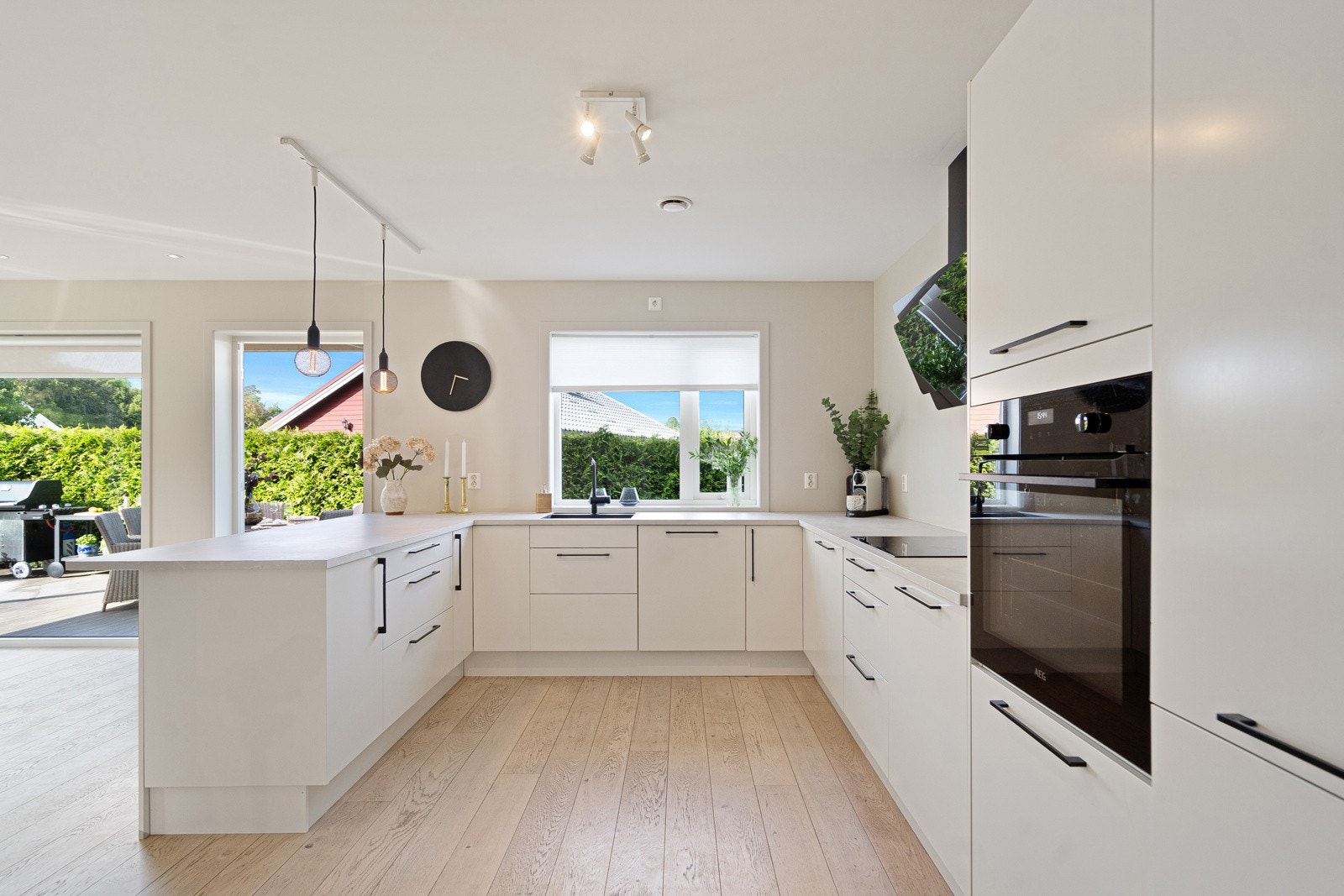 Her er det rikelig med skap- og benkeplass, en praktisk halvøy. Galleribilde