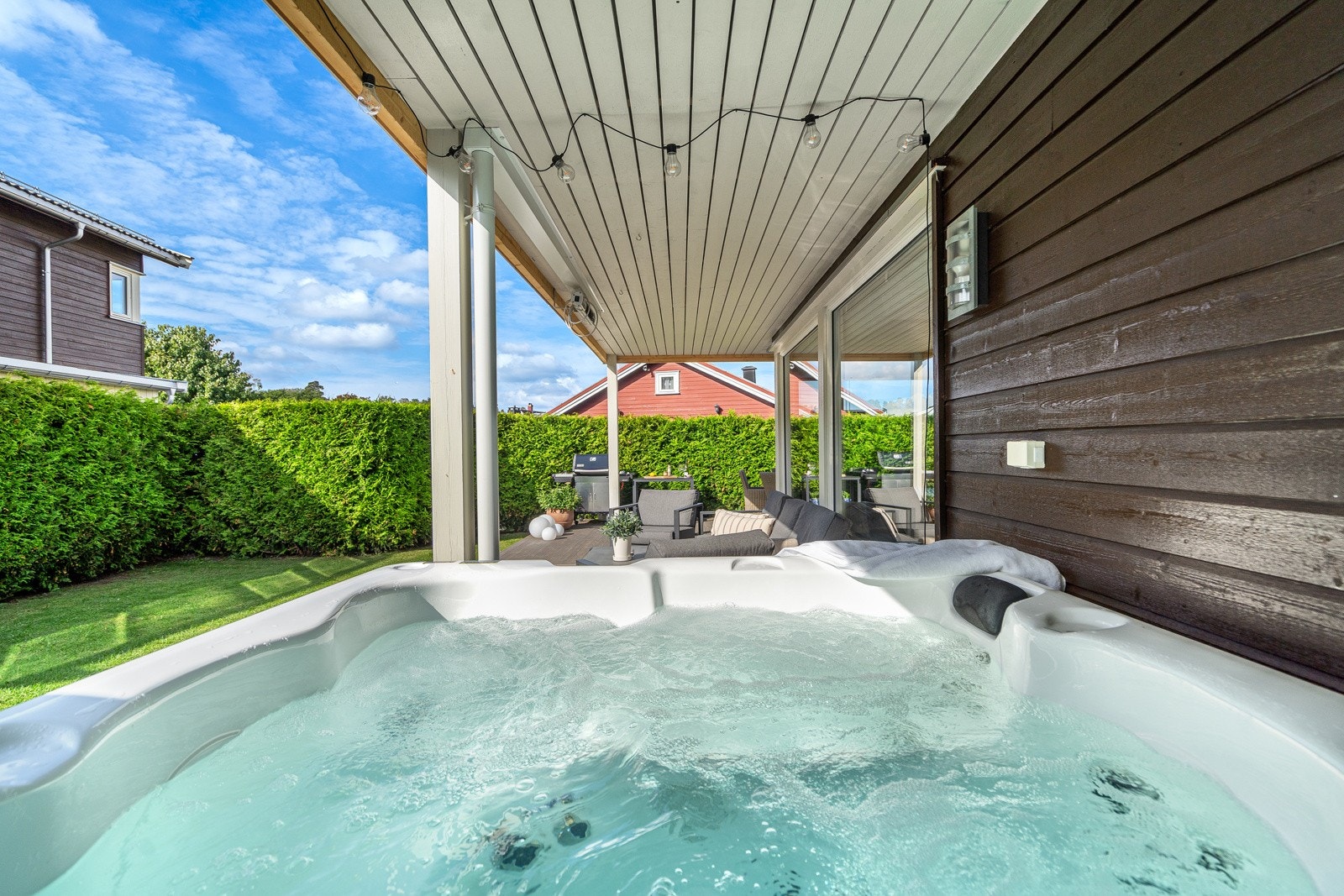 Uteområdet byr på jacuzzi Galleribilde