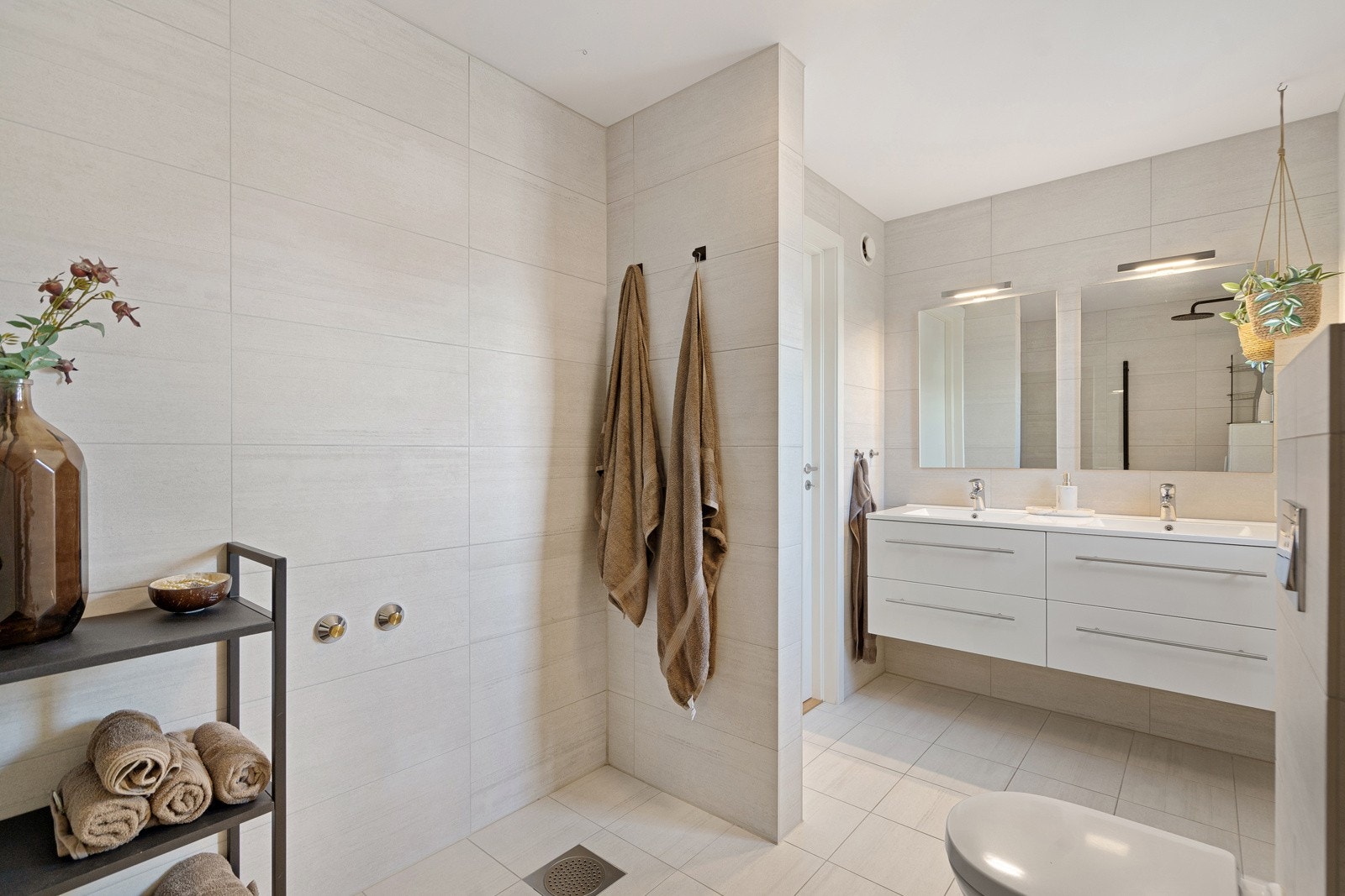 Badet er stort og innredet i delikate, tidsriktige farger. Galleribilde