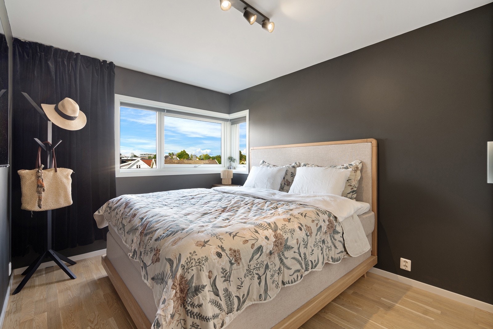 Soverommene har god plass til garderobeløsninger, og på to av rommene medfølger garderobeskap. Fra ett av soverommene er det utgang til en vestvendt balkong med fantastiske solforhold. Galleribilde