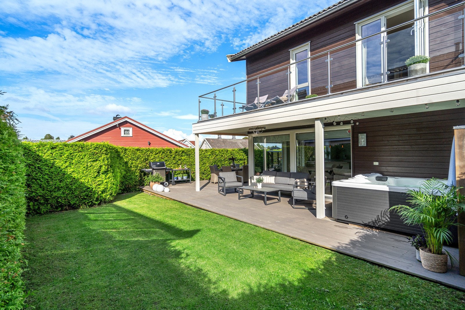 Hage med plass til både trampoline og fotballmål - et paradis for hele familien Galleribilde