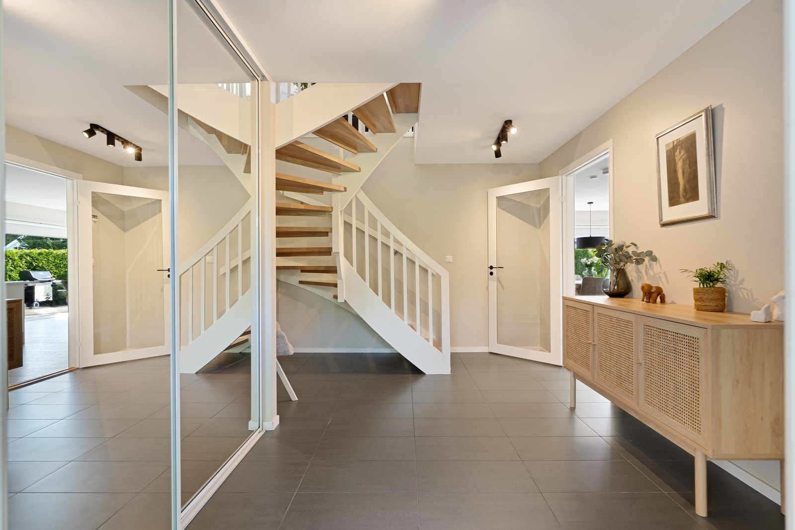 Trapp med elegante eiketrinn som leder opp til andre etasje. Galleribilde