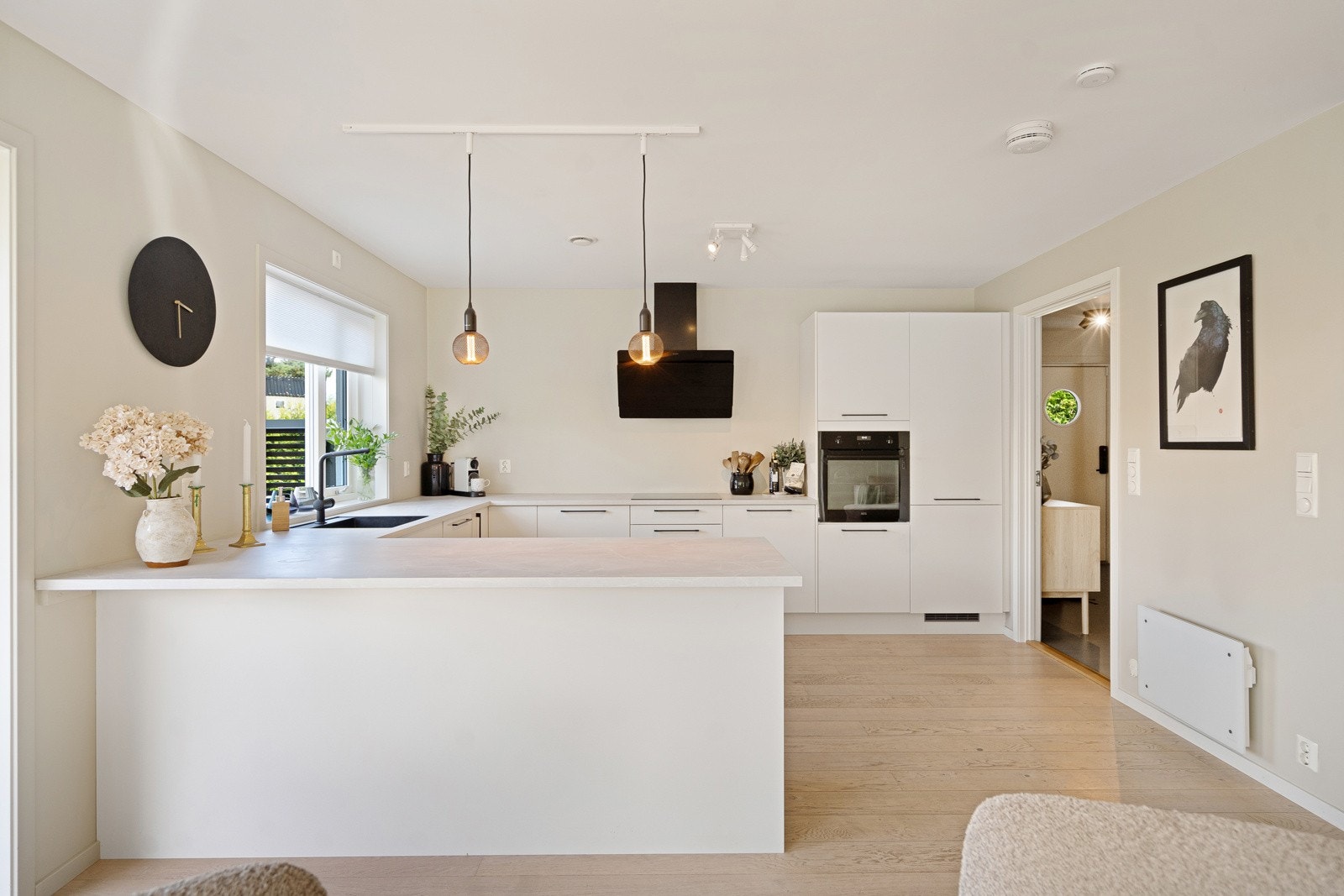 Kjøkkenet ligger i åpen løsning mot spisestue og stue - perfekt for både hverdagsliv og selskapeligheter. Galleribilde