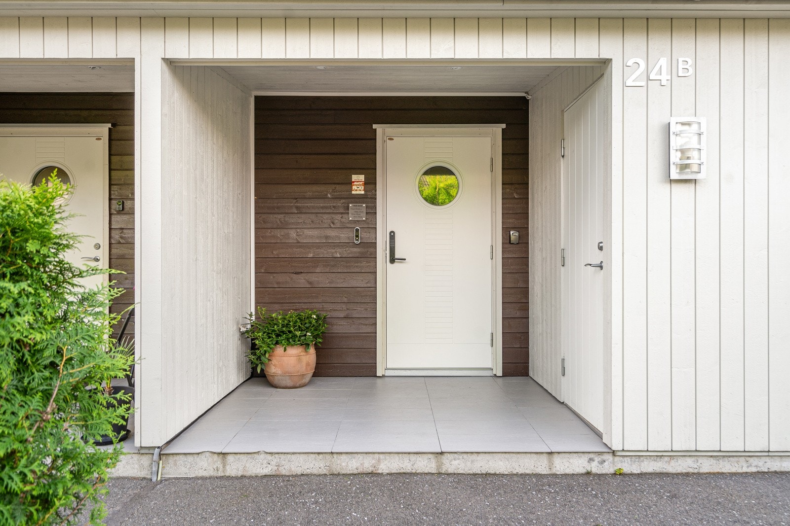 Inngangspartiet er overbygget og flislagt Galleribilde