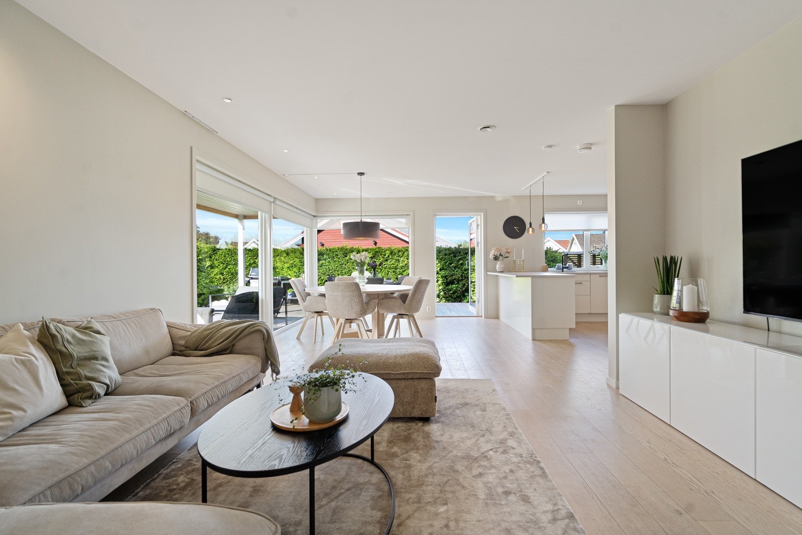 Stuen er stor og fleksibel med mange innredningsmuligheter, og de store vindusflatene sørger for et lyst og trivelig oppholdsrom Galleribilde