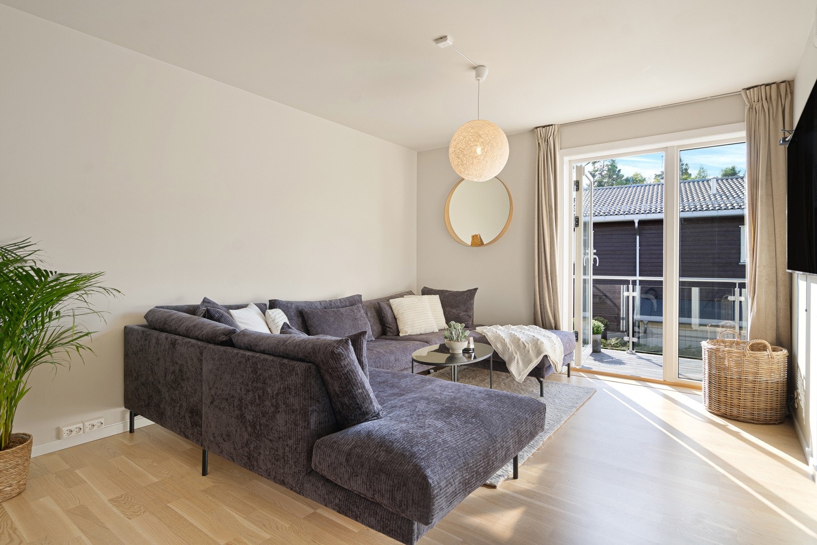 Det har tidligere vært satt opp en vegg med dør, slik at stuen ble benyttet som et ekstra soverom. Galleribilde