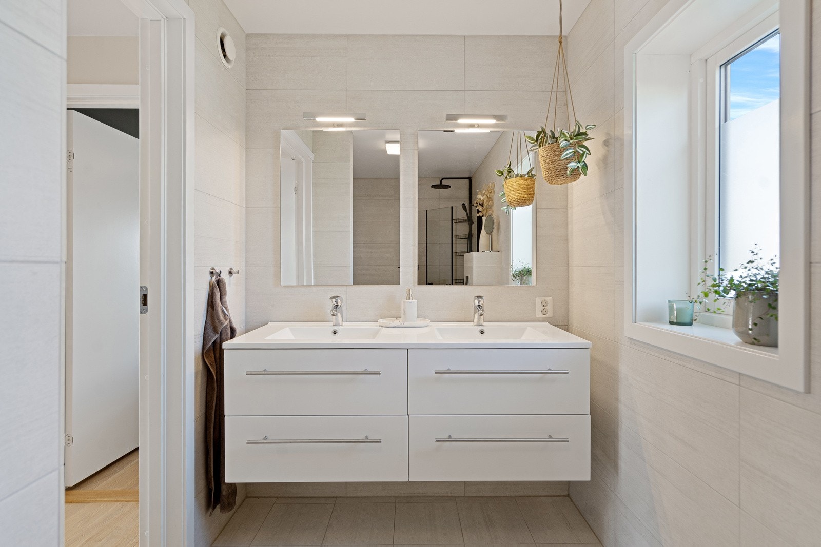 Her er det doble servanter, regnfallsdusj, varmekabler i gulvet og klargjort for badekar Galleribilde