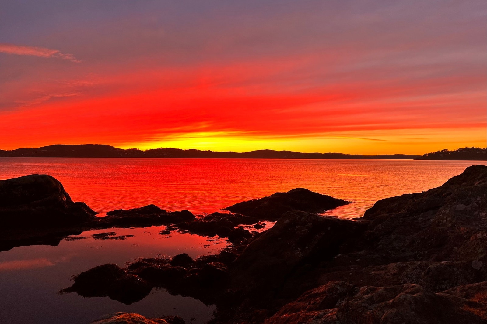 Storåkervika, viken eller vikje er flere navn som blir brukt for den flotte badeplassen i Salhus. Galleribilde