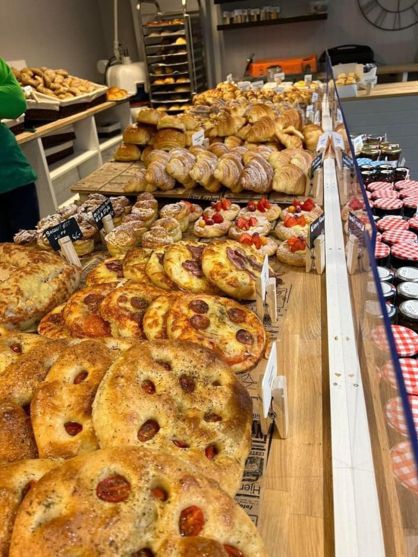 Salhus bakeri ligger ca. 100m inngangsdøren, hvor du finner fantastiske bakevarer. Galleribilde