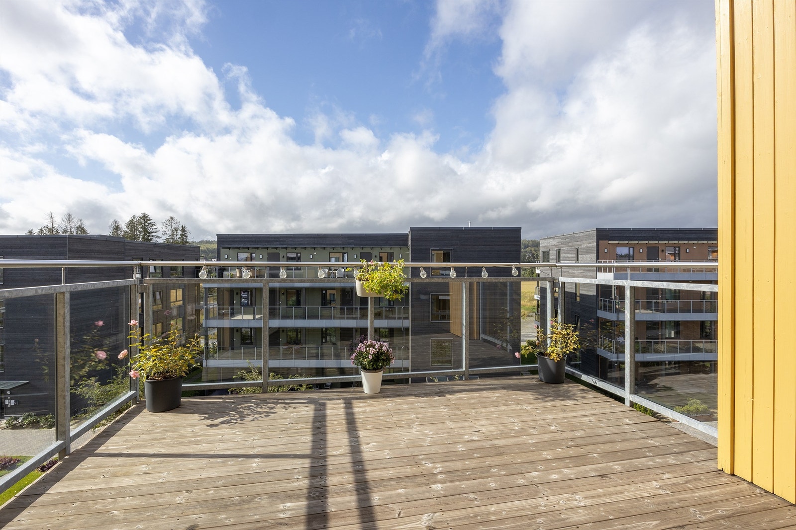 Meget romslig balkong på hele 16 m² med gode møbleringsmuligheter og flotte sol-/ og lysforhold i sydvestvendt retning Galleribilde