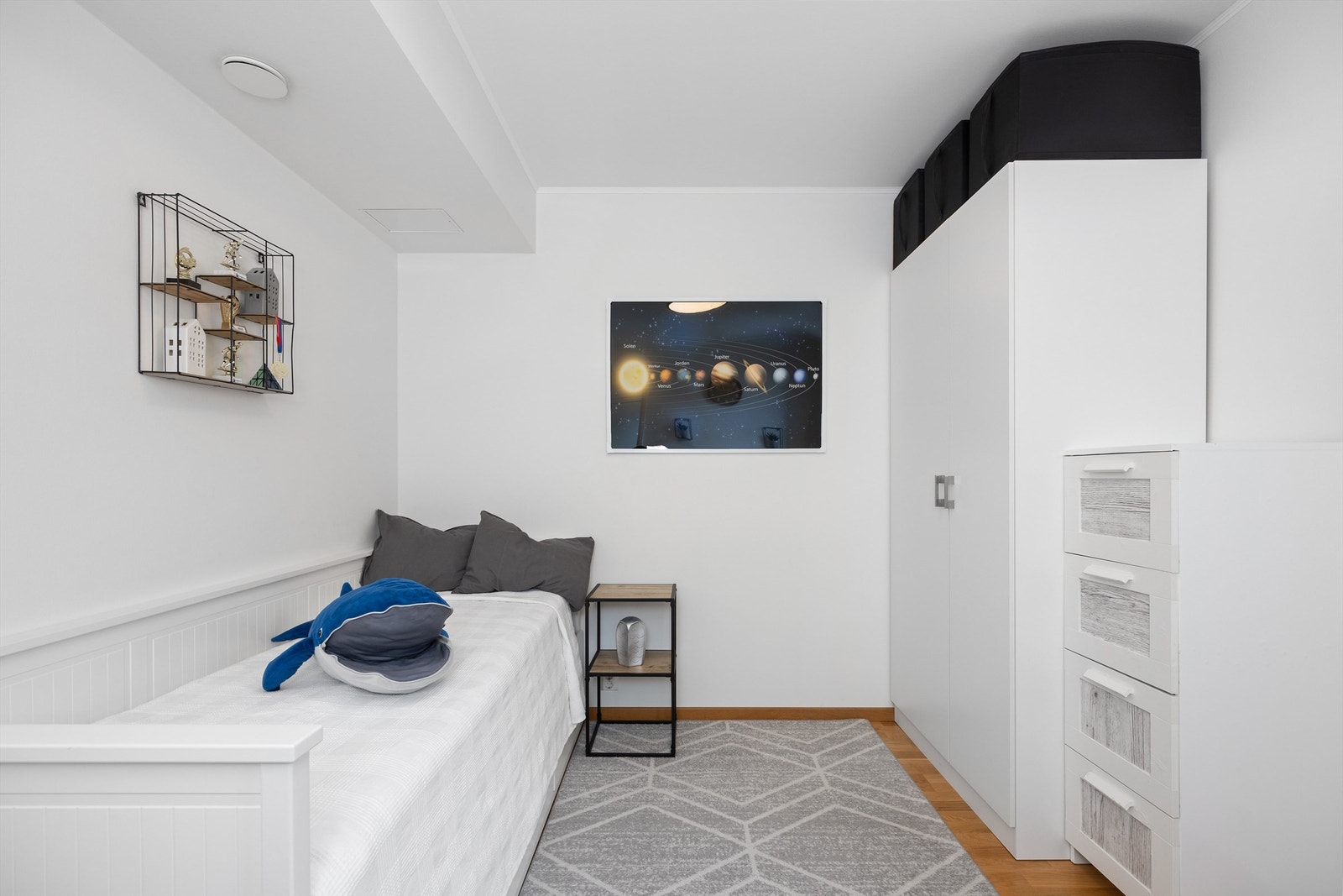 S O V E R O M IIII / B A R N E R O M: Lyst soverom med god plass til dobbeltseng, rikelig med oppbevaringsplass i garderobeskap, samt god plass til arbeidsbord. Parkett på gulv og lysmalte slett vegg- og takflater Galleribilde