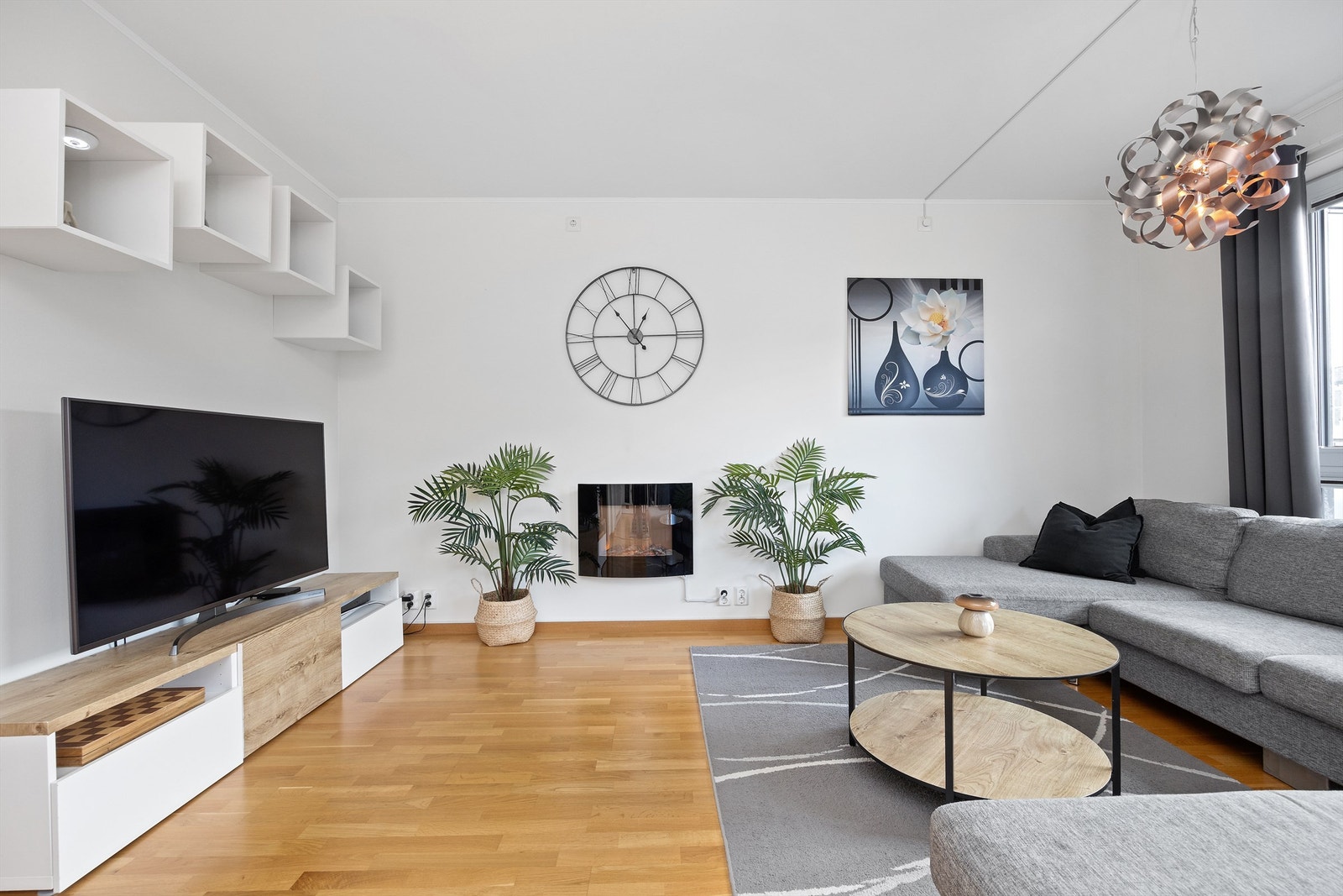 Trivelig stue med god romfølelse. Rommet har store vinduer som gir mye naturlig lys Galleribilde