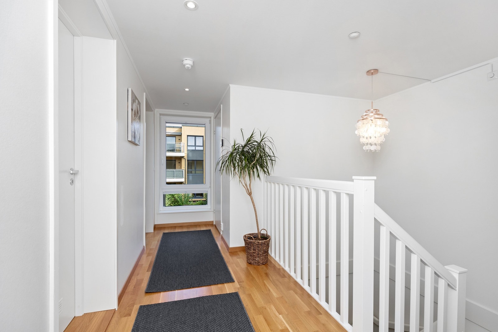 Opp trappen kommer du til en privat soveavdeling med tre soverom av god størrelse - ideelt for barnefamilier, hjemmekontor eller gjester! Galleribilde