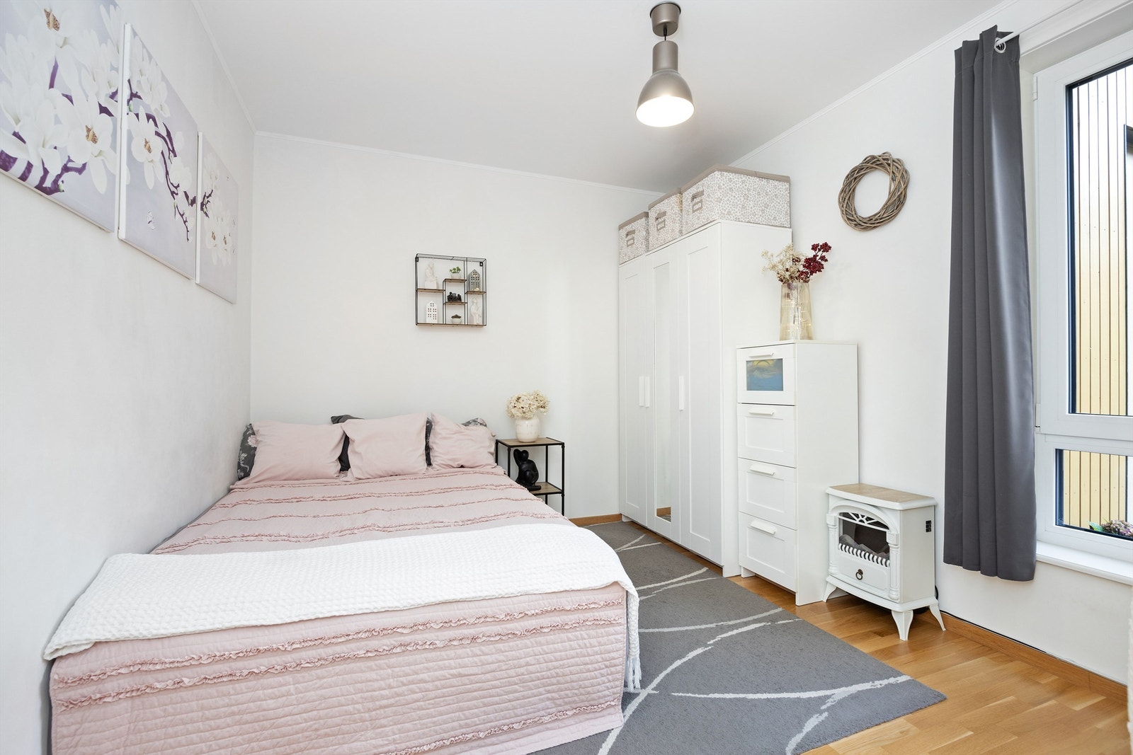 S O V E R O M I / GJESTEROM: Lyst soverom med god plass til dobbeltseng, rikelig med oppbevaringsplass i flere garderobeskap, samt god plass til arbeidsbord Galleribilde