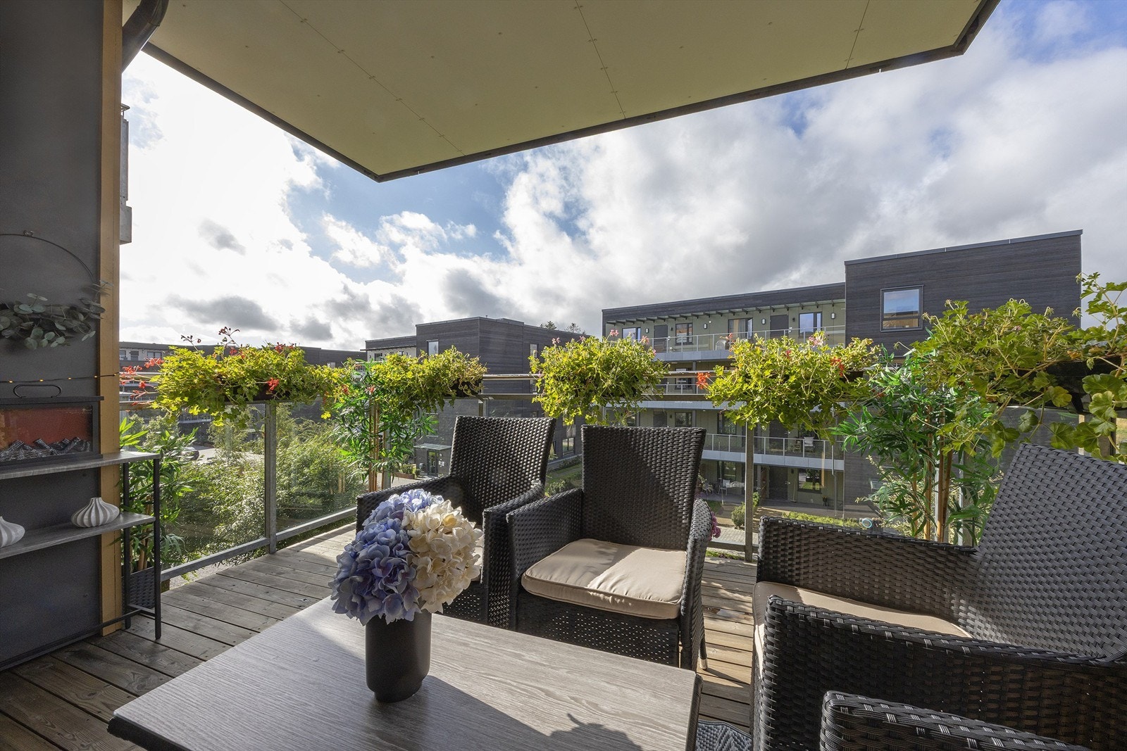 Fra stuen er det utgang til solrik sydvestvendt overbygd balkong på 11 m² Galleribilde