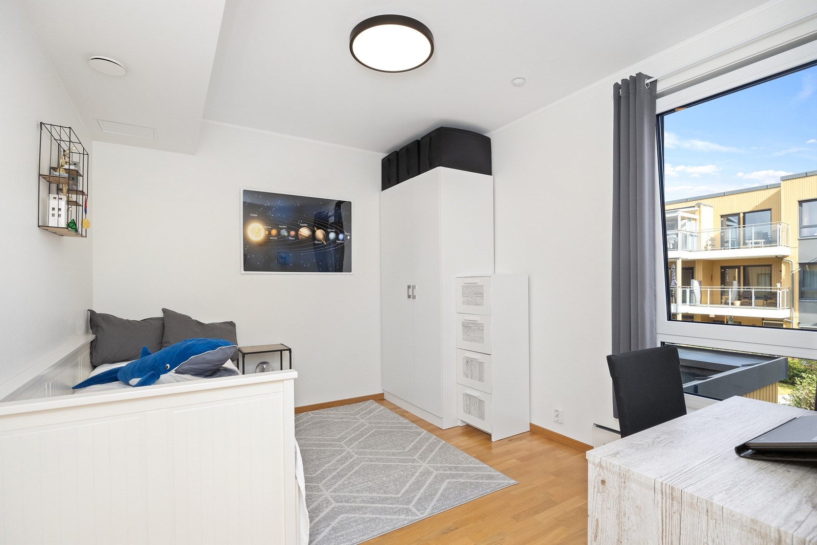 S O V E R O M IIII / B A R N E R O M: Lyst soverom med god plass til dobbeltseng, rikelig med oppbevaringsplass i garderobeskap, samt god plass til arbeidsbord. Parkett på gulv og lysmalte slett vegg- og takflater Galleribilde