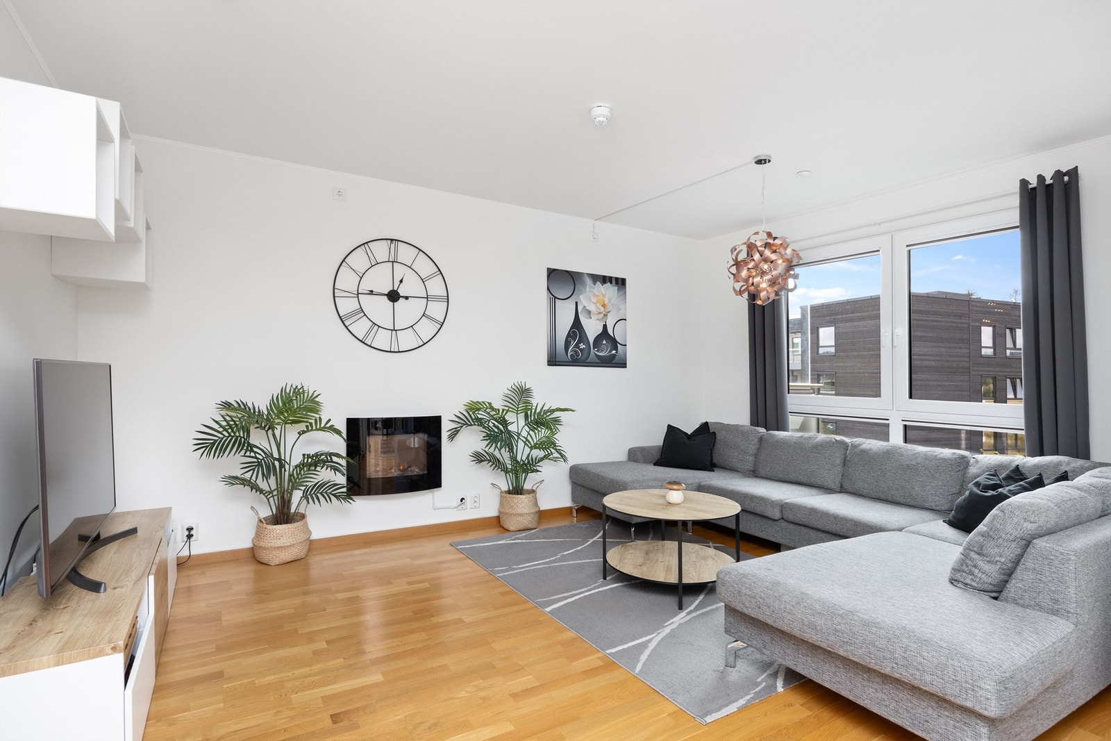 Romslig stue med store vindusflater som gir fantastiske innvendige lysforhold Galleribilde