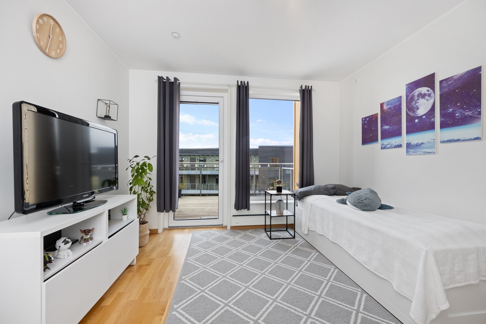 Parkett på gulv og lysmalte slett vegg- og takflater Galleribilde