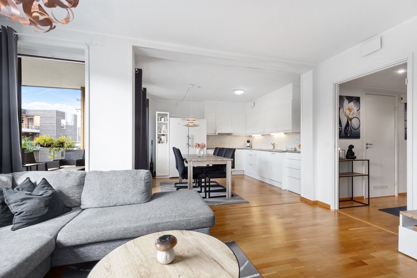 Stue med åpen kjøkkenløsning. Utgang til romslig vestvendt balkong Galleribilde