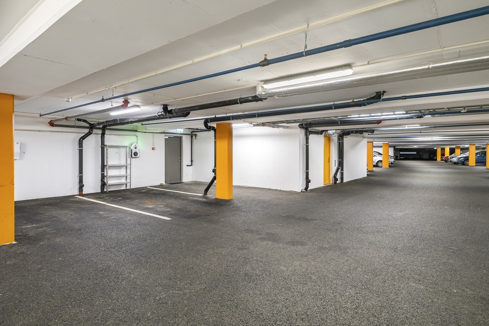 - Parkering like ved døren med elbillader - Galleribilde