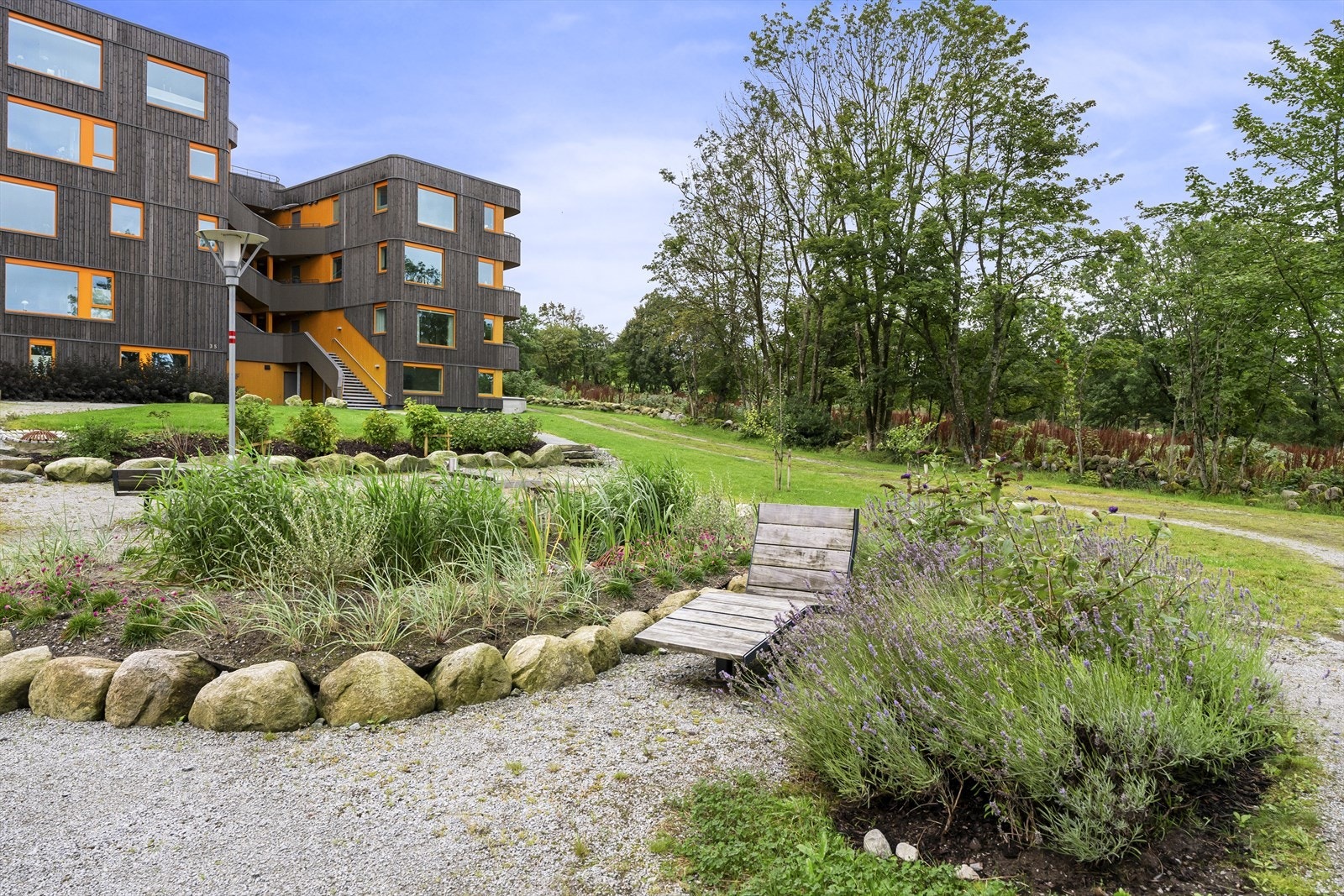 - Det er flott opparbeidet fellesareal med grøntområder, grønnsakshage, lekeplasser, drivhus og felleslokale - Galleribilde