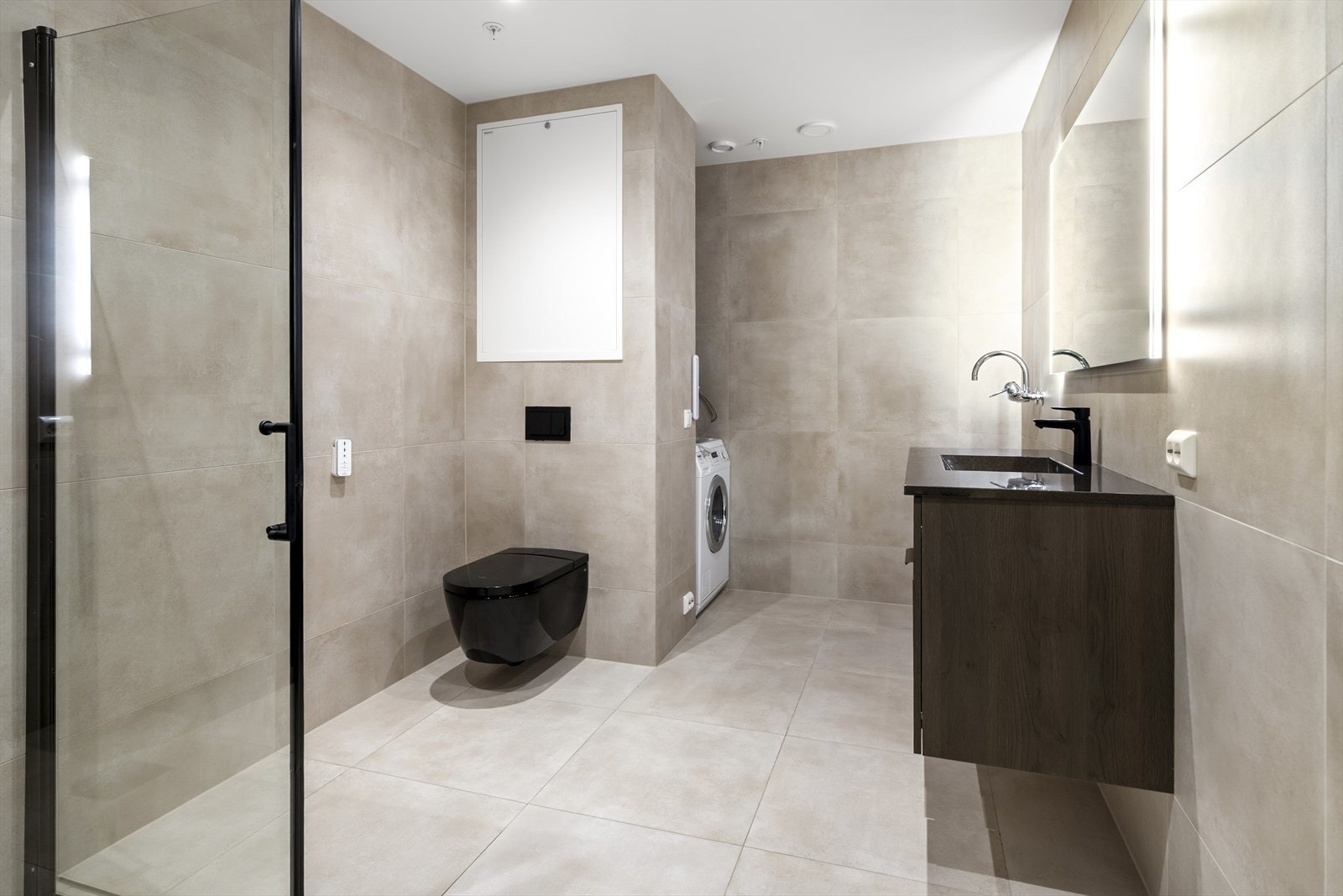 - Badet er lekkert med nye overflater og innredning i 2025 - Galleribilde